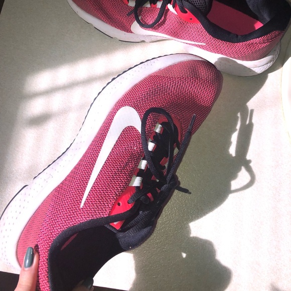 Nike women’s 9.5, fly knit running shoes - Picture 4 of 6